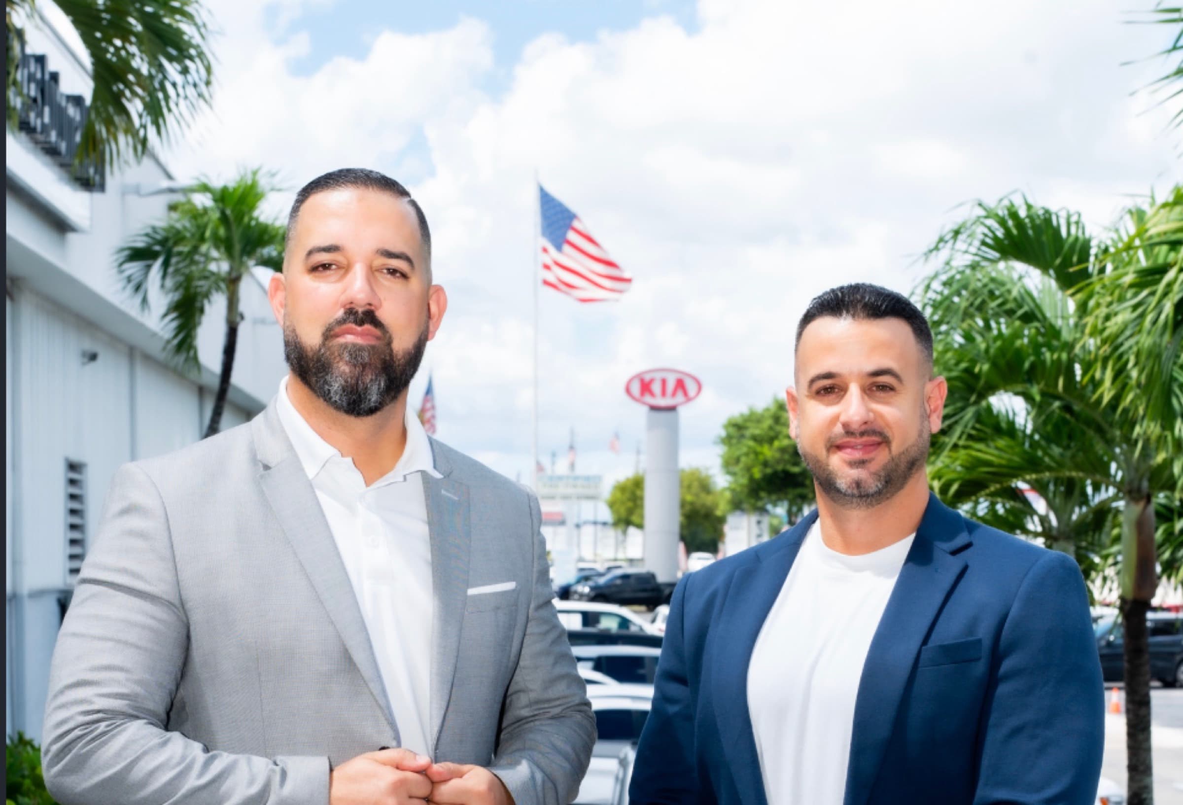 Marcel y Pantin frente al concesionario en Miami Lakes